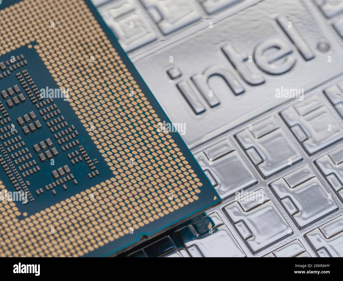 Logo Intel sur un boîtier de processeur Intel Core 14e génération i9-14900K, accent sur les connecteurs du processeur Banque D'Images