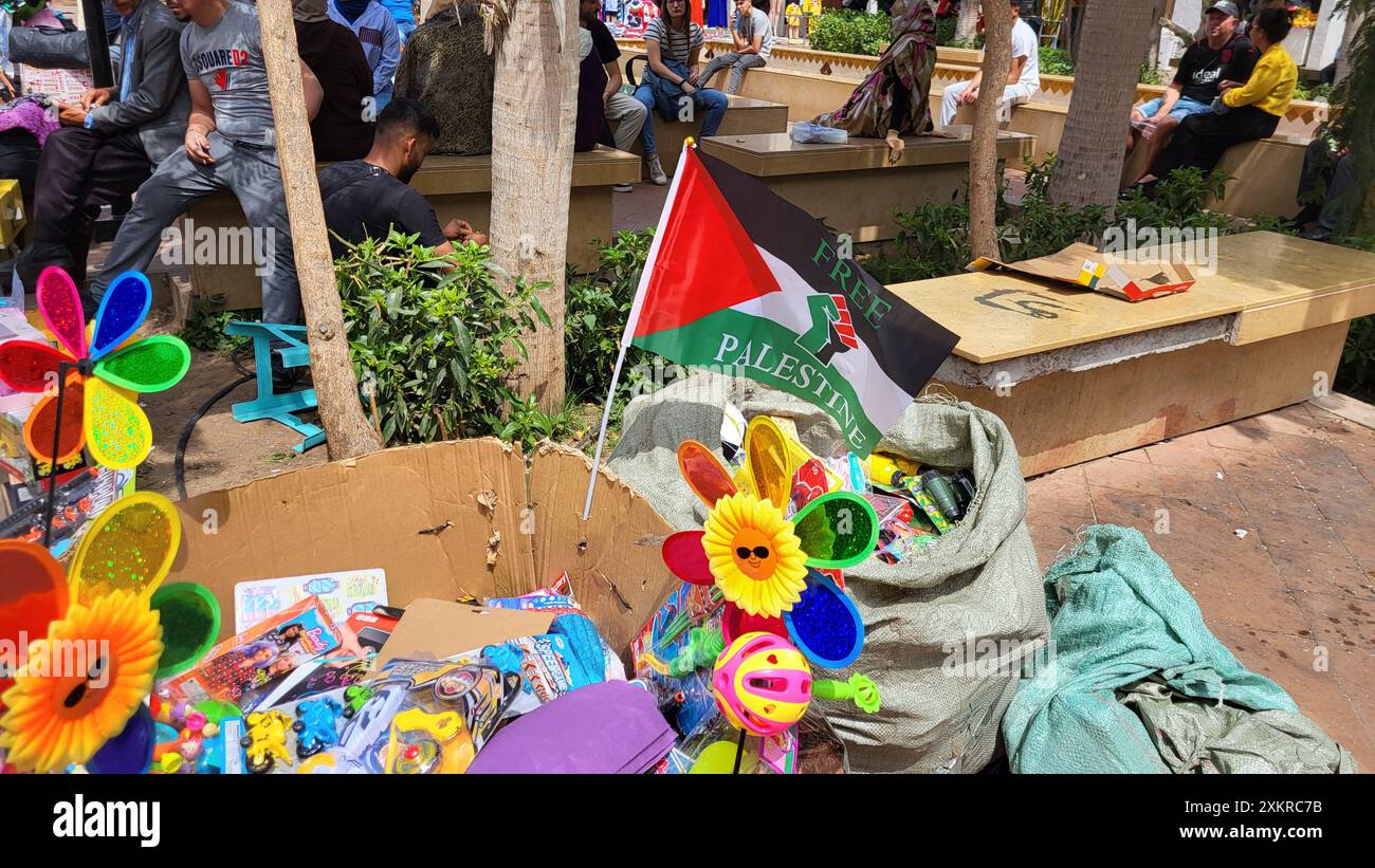 T-shirts et drapeaux Palestine gratuits dans un marché au Maroc. Banque D'Images