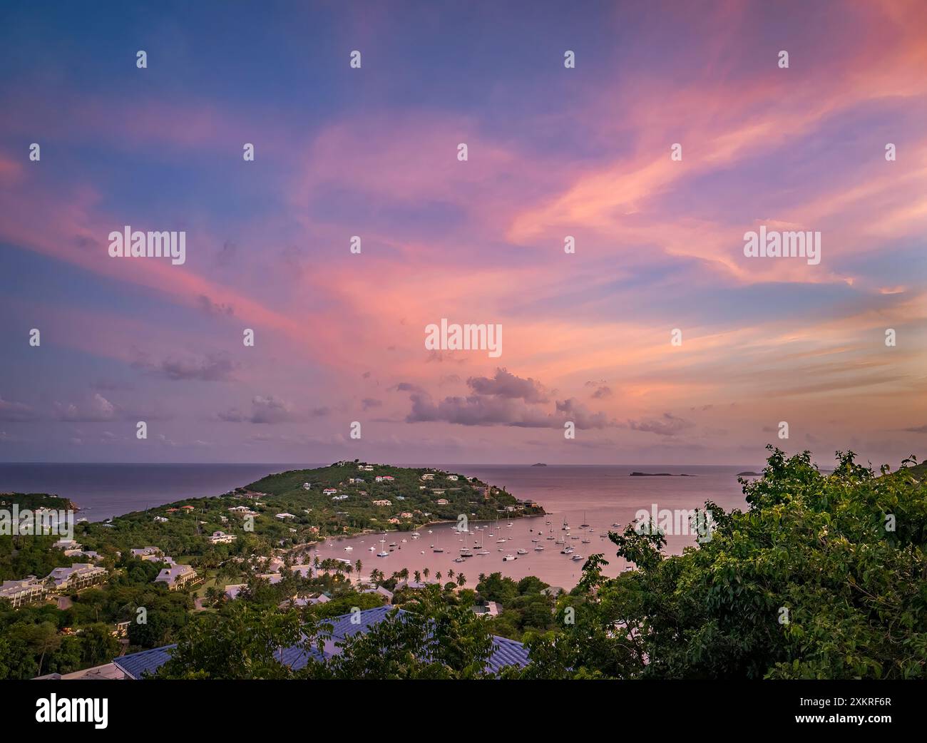 Nuages roses au coucher du soleil sur la baie de Great Cruz et la mer des Caraïbes sur l'île caribéenne de St John dans les îles Vierges américaines Banque D'Images