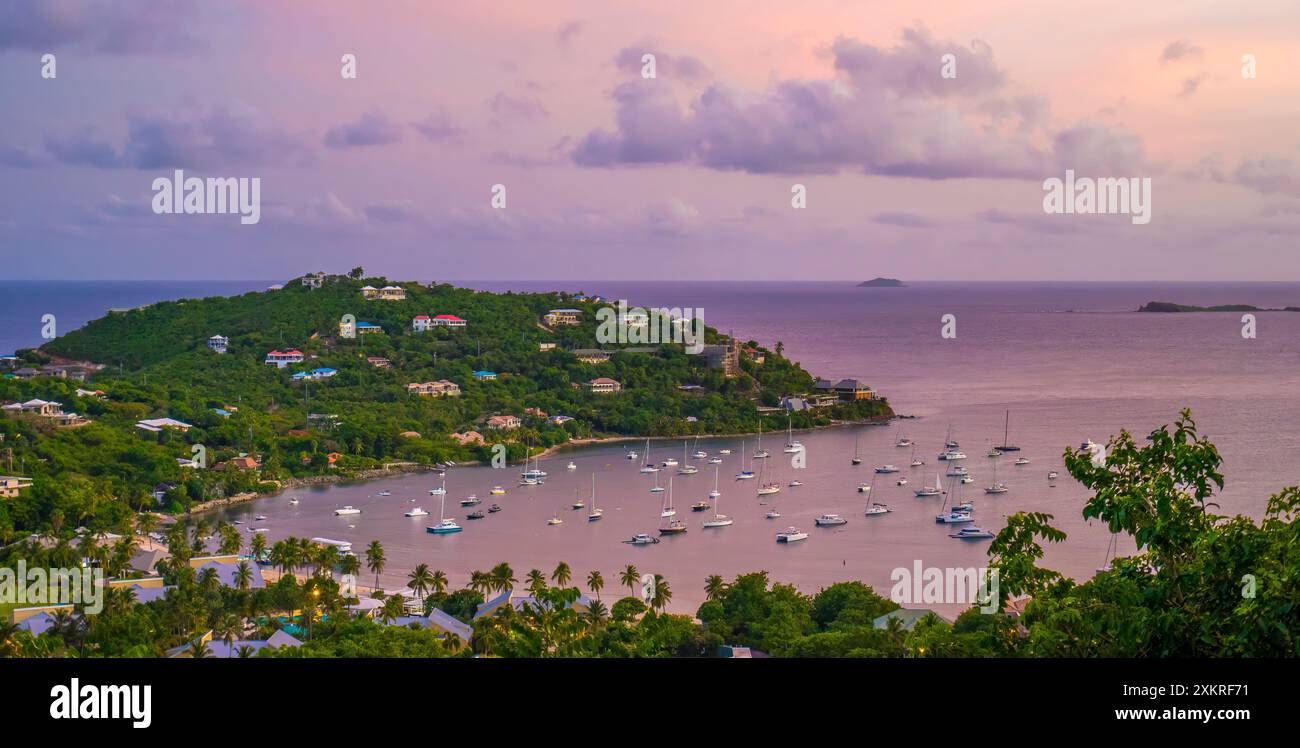 Crépuscule sur la baie de Great Cruz et la mer des Caraïbes sur l'île caribéenne de St John dans les îles Vierges américaines Banque D'Images