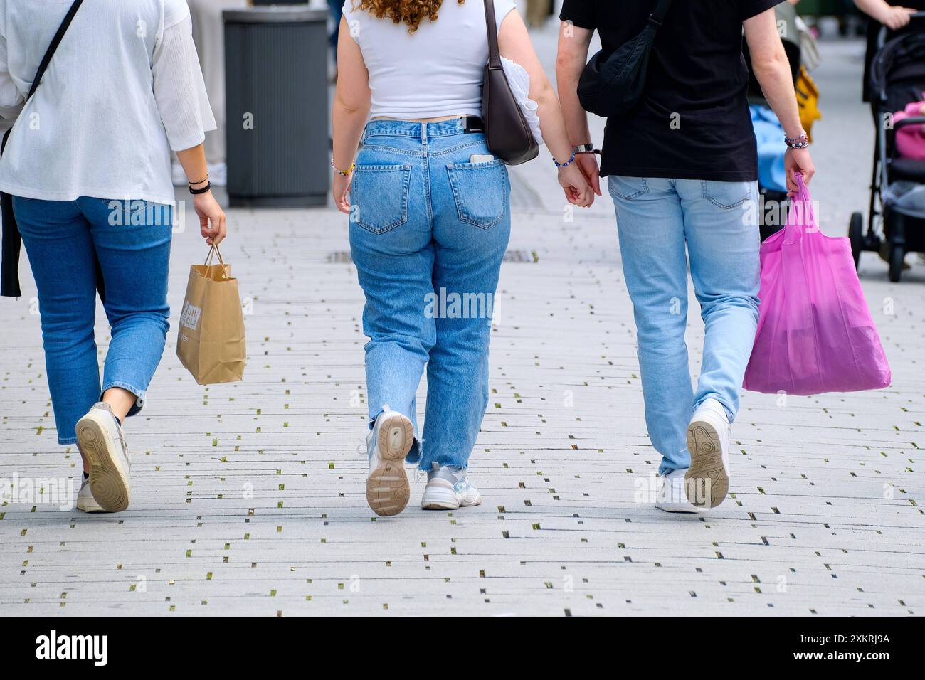 Düsseldorf 24.07.2024 Einkaufsstrasse Einkaufsstraße Shoppingmeile Einkaufsmeile Einkaufen Einzelhandel Fussgängerzone Einkaufstraße Einkaufstrasse Mittelstrasse Hystreet Einkaufsbummel Einkaufstasche Einkaufstaschen Einkauftasche Einkauftaschen Modemeile Menschenmasse Menschenmenge inflation Bürgergeld Jugendliche Düsseldorf Nordrhein-Westfalen Deutschland *** Düsseldorf 24 07 2024 rue commerçante rue commerçante shopping mile shopping mile shopping point de vente zone piétonne rue commerçante rue commerçante rue commerçante rue hystreet shopping promenade shopping sac shopping sacs shopping fa Banque D'Images