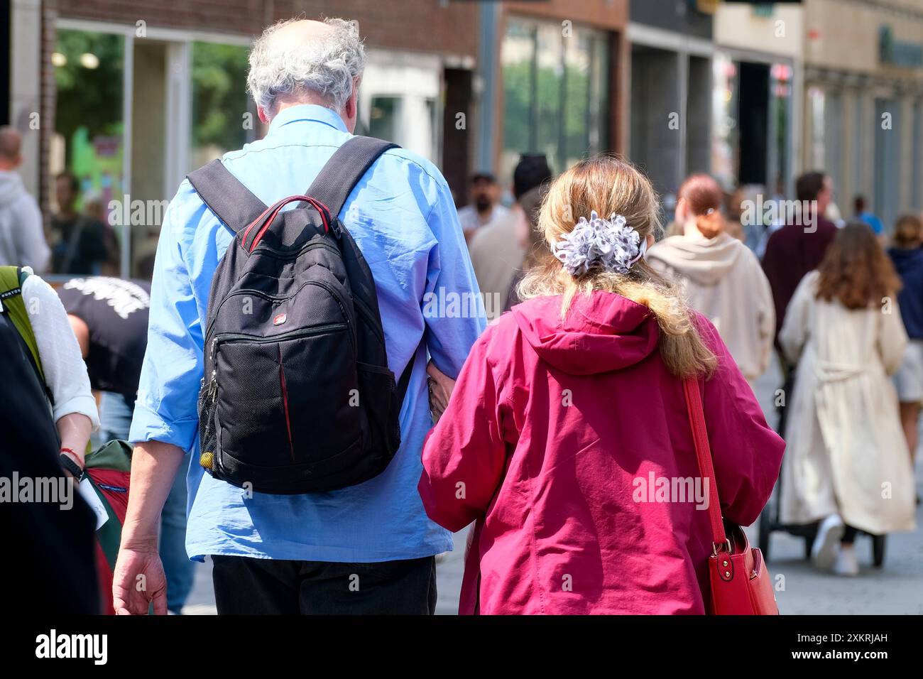 Düsseldorf 24.07.2024 Einkaufsstrasse Einkaufsstraße Shoppingmeile Einkaufsmeile Einkaufen Einzelhandel Fussgängerzone Einkaufstraße Einkaufstrasse Mittelstrasse Hystreet Einkaufsbummel Einkaufstasche Einkaufstaschen Einkauftasche Einkauftaschen Modemeile Menschenmasse Menschenmenge inflation Bürgergeld Senioren Düsseldorf Nordrhein-Westfalen Deutschland *** Düsseldorf 24 07 2024 rue commerçante rue commerçante shopping mile shopping mile shopping point de vente zone piétonne rue commerçante rue commerçante rue commerçante rue hystreet shopping promenade shopping sac shopping sacs shopping fashi Banque D'Images