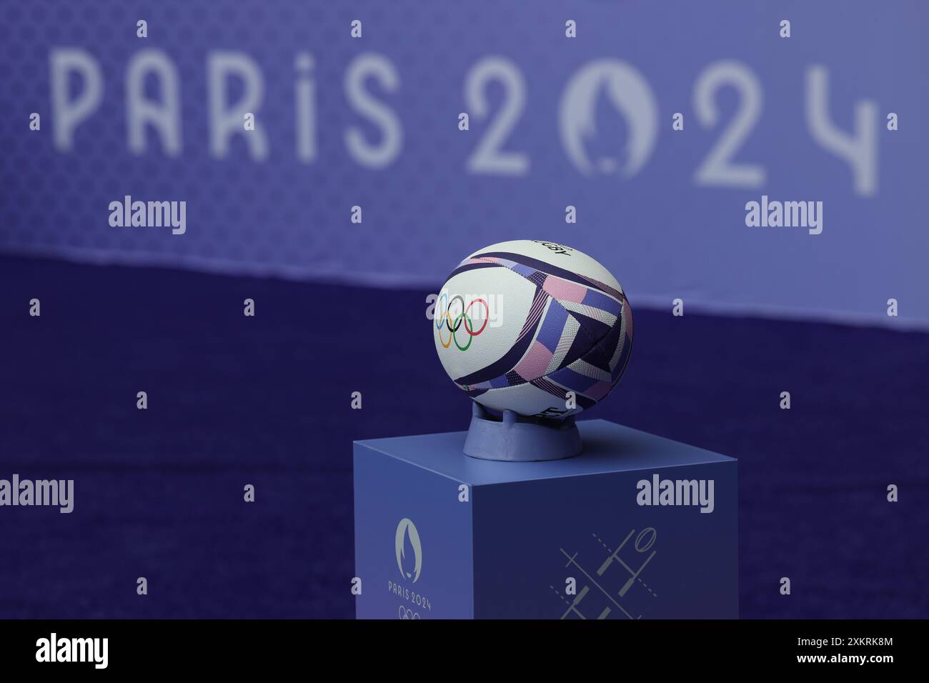 Paris, France. 24 juillet 2024. Julien Mattia/le Pictorium - Rugby 7s - Paris 2024 - 24/07/2024 - France/Seine Saint Denis/Paris - illustrations du ballon olympique de rugby au stade de France aux couleurs de Paris 2024, le premier jour de la compétition olympique, le 24 juillet 2024 crédit : LE PICTORIUM/Alamy Live News Banque D'Images