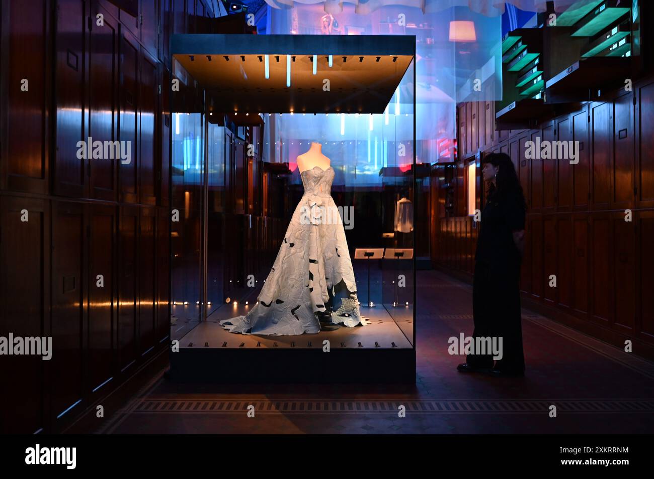 Le V&A deviendra la scène de 13 installations qui célèbrent le processus créatif et la carrière de Taylor Swift, artiste primé 14 fois aux Grammy Awards. Chaque exposition théâtrale comprendra une sélection d’objets prêtés par l’artiste présentés dans des galeries spectaculaires au V&A South Kensington. Le sentier a été conçu par le designer de théâtre primé Tom Piper et l'architecte Alan Farlie. Taylor Swift | Songbook Trail marque le succès de la tournée britannique de Swift et célèbre sa créativité à travers des costumes, des compositions et des clips musicaux, explorant le phénomène mondial de l’icône pop. Banque D'Images