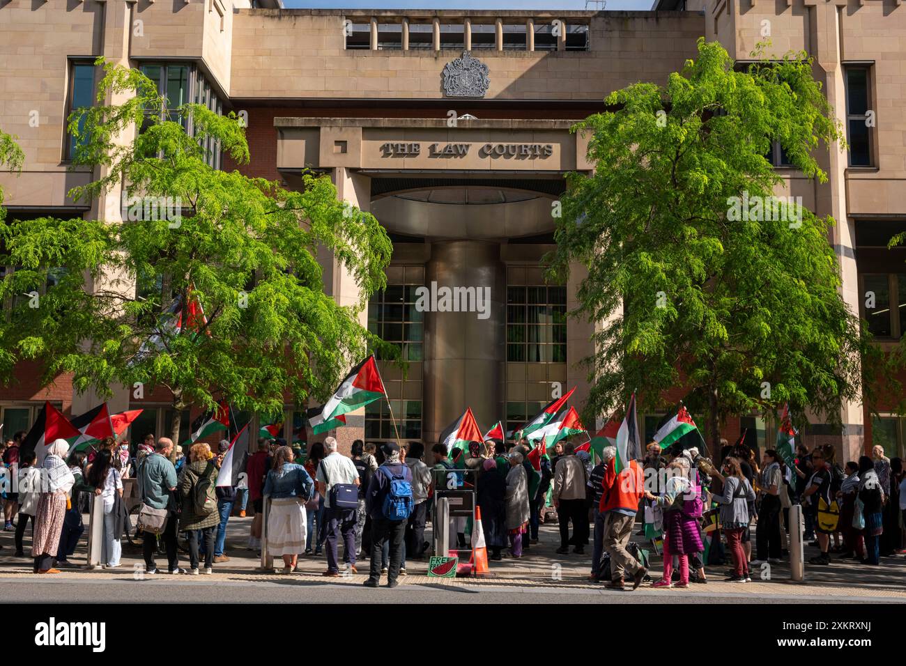 Les militants de la Sheffield Campus Coalition for Palestine (SCCP) lors d’une audience qui décidera si l’Université de Sheffield peut nettoyer son campement pro-Gaza. La coalition a révélé dans un communiqué que, le 8 juillet, elle avait été informée que l'université avait déposé une ordonnance de possession. L'audience du lundi 15 juillet. Si elle est accordée, l'université embauchera des huissiers pour les expulser du campus dès le lendemain. L'audience a été ajournée au 23 juillet. Selon le SCPP, l'université affirme «faussement» que, parce que seulement 15 personnes font partie du campement, le camp ne peut pas Banque D'Images