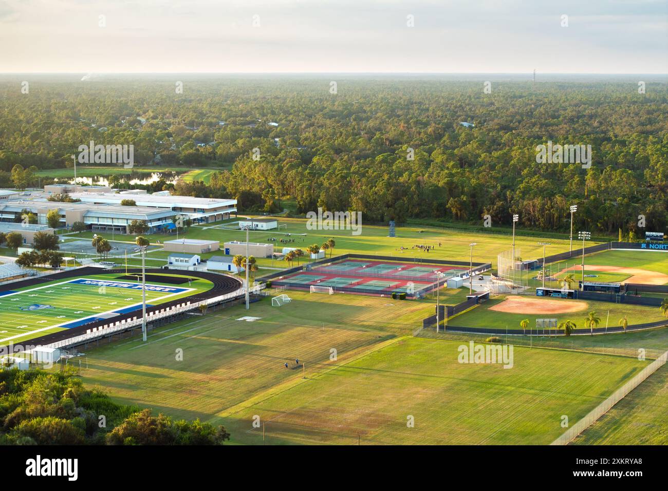 Installations sportives du lycée en Floride. Stade de football américain, court de tennis et infrastructure sportive de baseball Diamond Banque D'Images