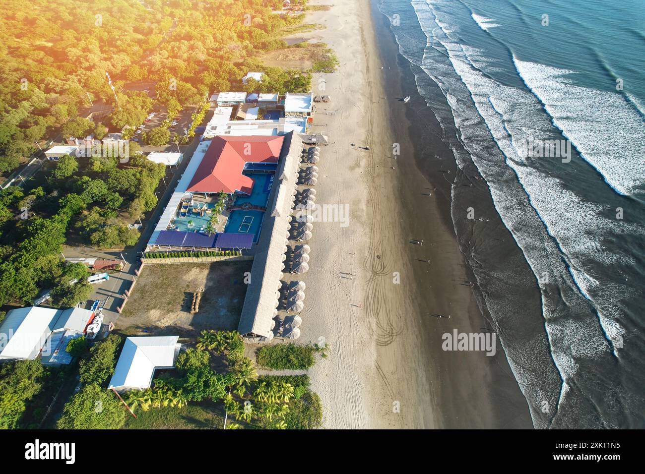 Hôtel tropical avec piscine sur la plage propre vue aérienne drone Banque D'Images