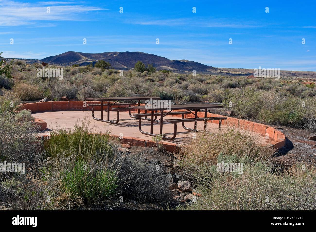 Tables de pique-nique sur le patio surplombant les dépôts volcaniques de cendres noires au monument national de Wupatki Banque D'Images