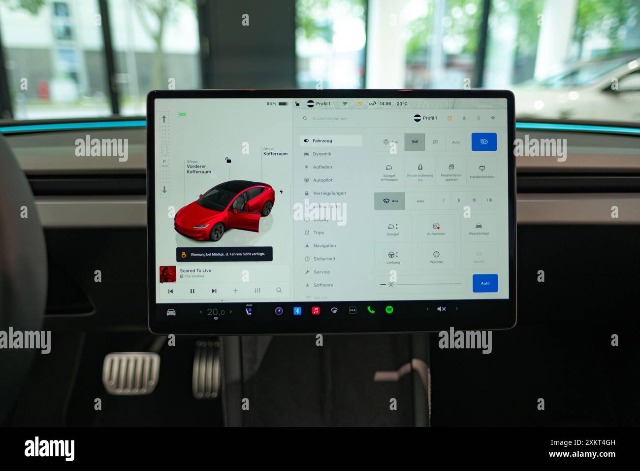 Cockpit intérieur tesla, écran tactile modèle 3 performance Highland facelift Modern EV, sécurité de conduite, véhicule environnemental, Francfort, Allemagne Banque D'Images