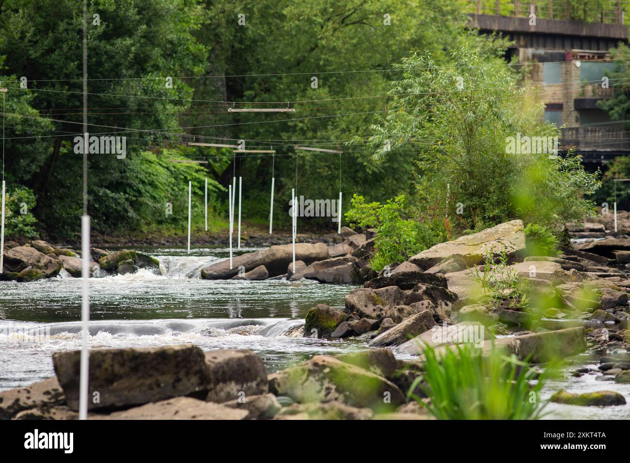 The River Calder at Sowerby Bridge , Calderdale, West Yorkshire, Royaume-Uni. La rivière a été classée comme l'une des pires rivières pour les déversements d'eaux usées en Angleterre. L'analyse du Guardian a suivi les rivières anglaises avec le plus grand nombre de déversements d'eaux usées par mile en 2023, classant la rivière Calder au quatrième rang des pires avec 72 déversements par mile de rivière - un total de 5 647 déversements d'eaux usées. Crédit : Windmill images/Alamy Live News Banque D'Images