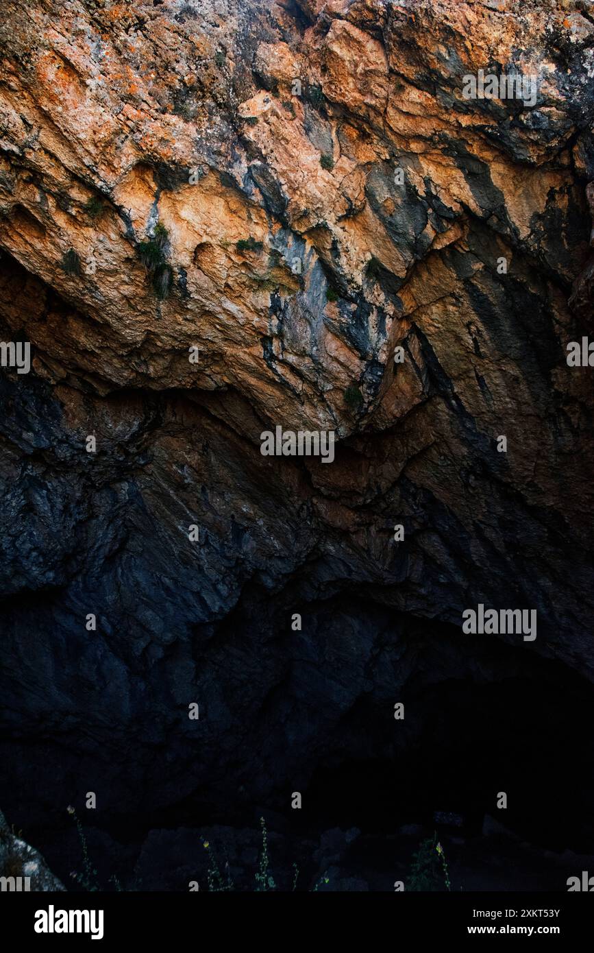 [Gradient]  partie de l'entrée de la grotte de Burnic dans la province de Téhéran. Banque D'Images