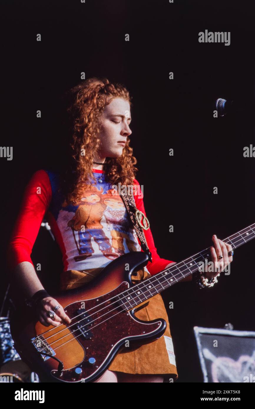 Reading, Royaume-Uni, 26 août 1994 : Melissa Auf der Maur, bassiste de Hole. Le groupe a fait ses débuts au Reading Festival le vendredi 26 août 1994. Il s’agissait de la première apparition publique de la femme de front Courtney Love depuis le décès du mari Curt Kobain cinq mois auparavant et à peine deux mois après le décès du bassiste de Hole, Kristen Pfaff, d’une overdose. Fondé en 1961 comme Festival national de Jazz, le festival a déménagé dans sa résidence permanente à Little John's Farm à Reading en 1971 et se tient pendant le week-end des fêtes de la banque britannique d'août. Banque D'Images