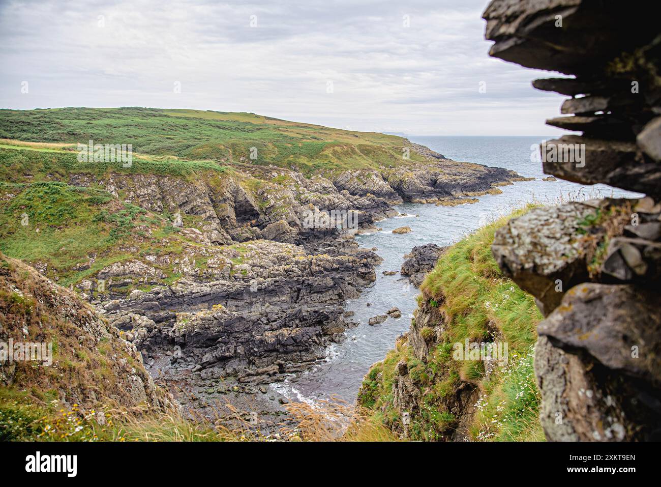 Photographie de paysage de la côte rocheuse, ruine, point de vue ; pittoresque, paysage marin, destination, colline, rocher ; rocher, pierre; voyage, Écosse ; Royaume-Uni ; Portpatrick Banque D'Images