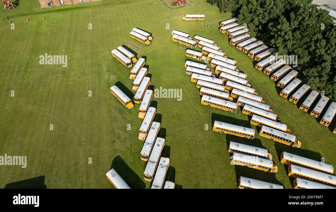 Vue aérienne des autobus scolaires jaunes abandonnés dans le comté de Chatham, juste à l'extérieur du centre-ville de Savannah - Géorgie. Images haute résolution de jaune abandonné Banque D'Images