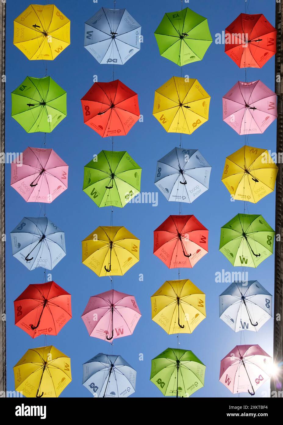 Regardant une verrière de parapluies colorés à Liverpool, en Angleterre Banque D'Images