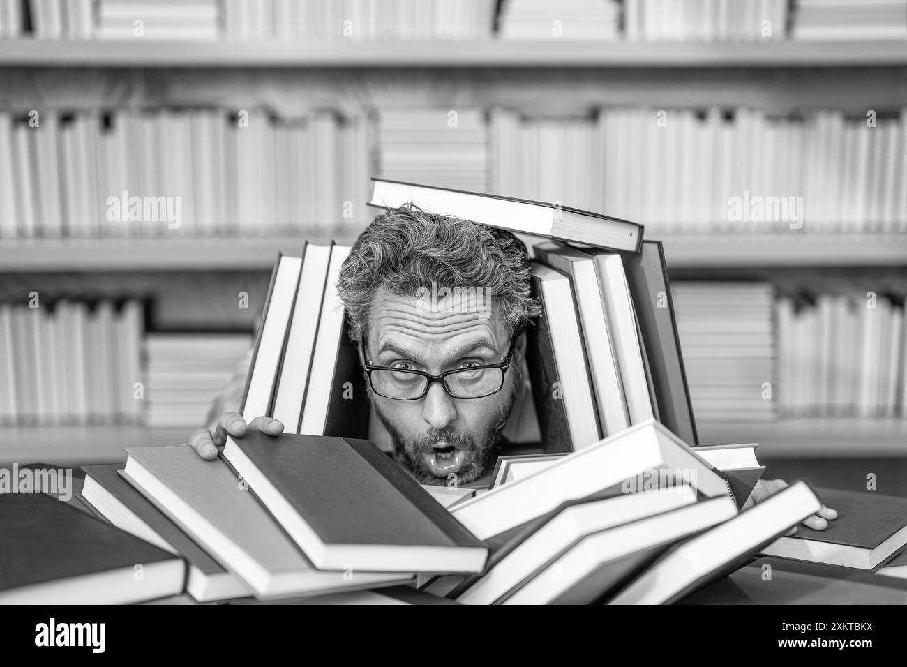 préparez-vous à l'examen scolaire. etudiant millenial stressé et surchargé de lire un livre. homme surmené étudiant lisant un livre dans une librairie ou une bibliothèque scolaire Banque D'Images