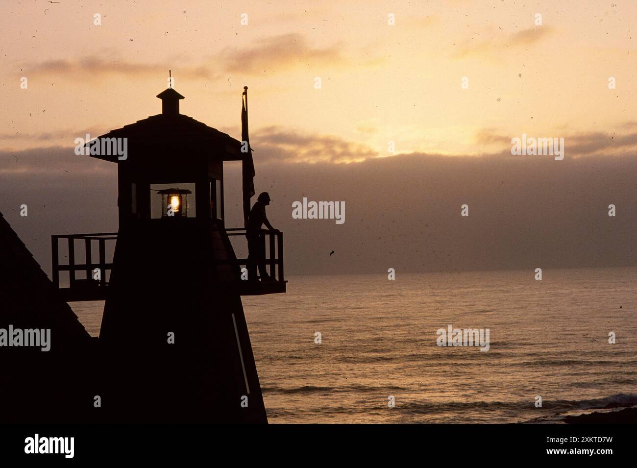 1985 le gardien du phare de la côte de l'Oregon travaille pour garder les maisons de phare bien entretenues et sûres en patrouillant les terrains et en réparant les lentilles Banque D'Images