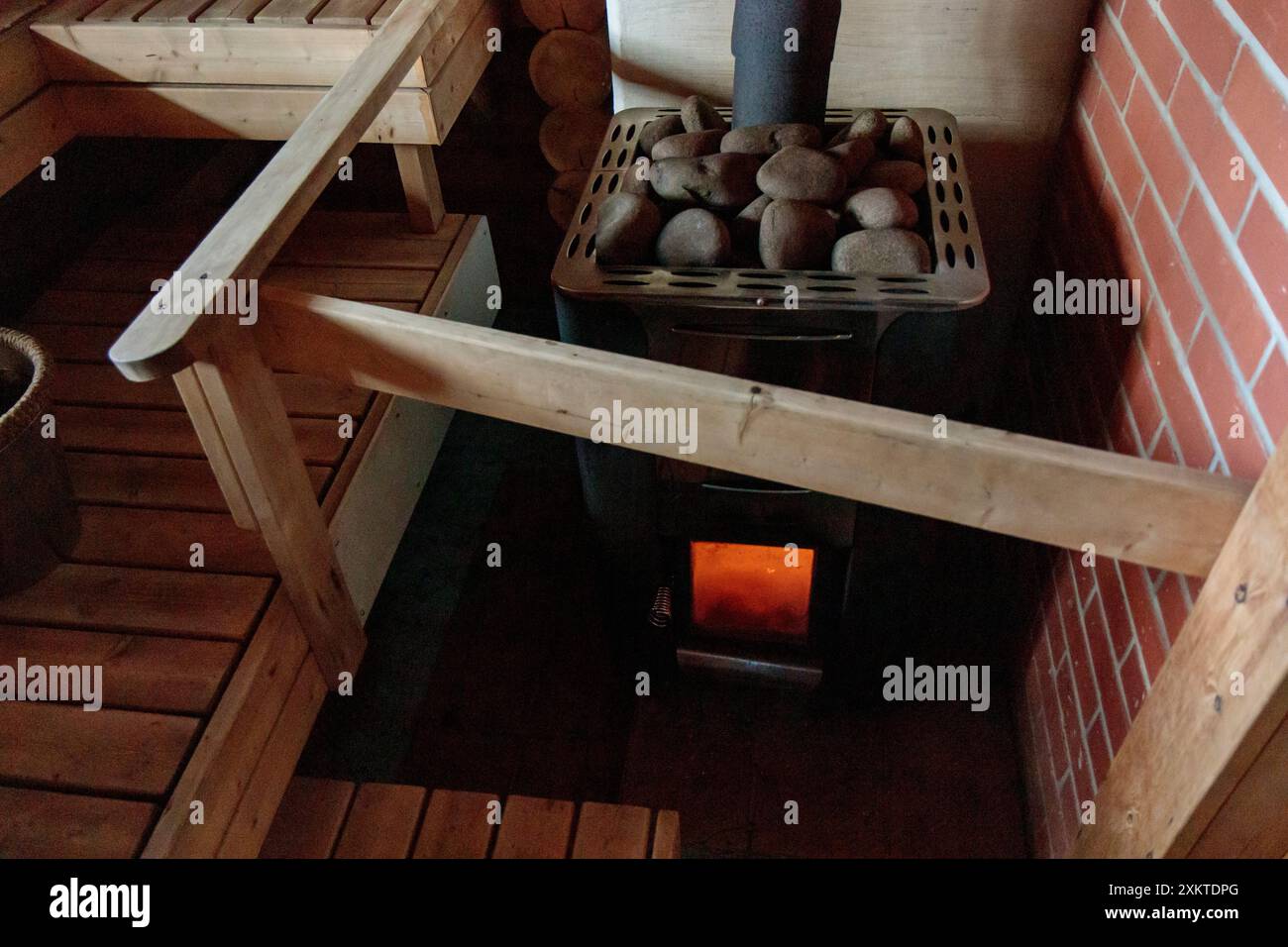 Chauffe-sauna traditionnel finlandais en bois avec pierres et feu. Bain de vapeur, chauffage sauna Banque D'Images