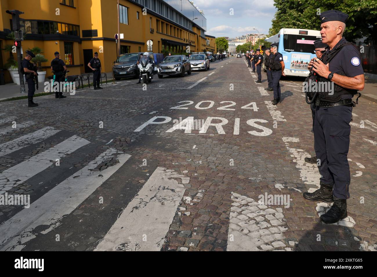 Police clear the streets outside the stadium ahead of the men's group D match between Israel and Mali at the Parc des Princes during the 2024 Summer Olympics, Wednesday, July 24, 2024, in Paris, France. (AP Photo/Aurelien Morissard) Banque D'Images