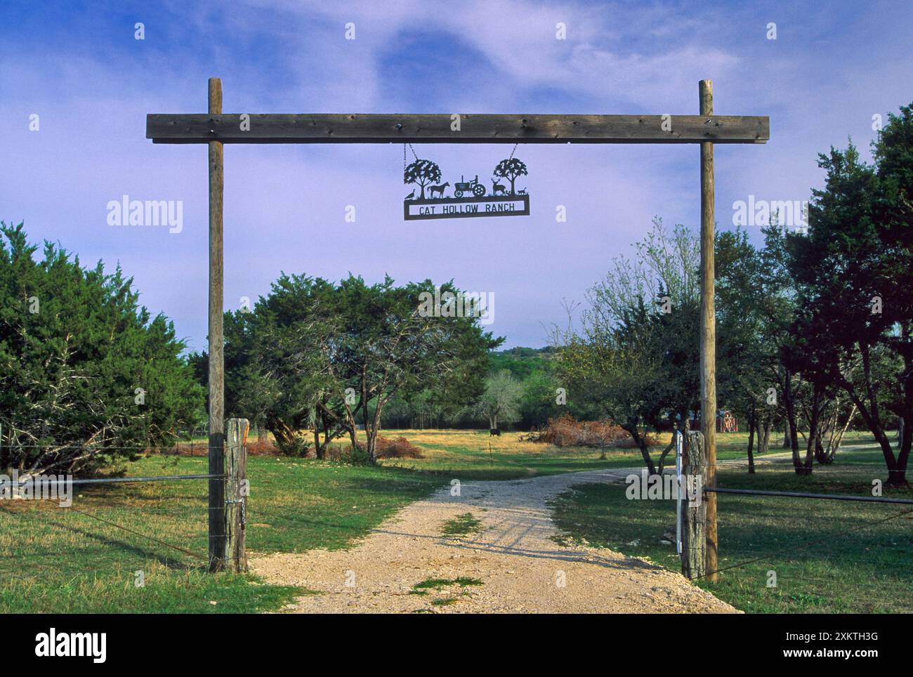 Panneau en fer forgé à la porte du ranch près du Mt Gainor sur la route 219 du comté de Hays dans le Hill Country, Texas, États-Unis Banque D'Images