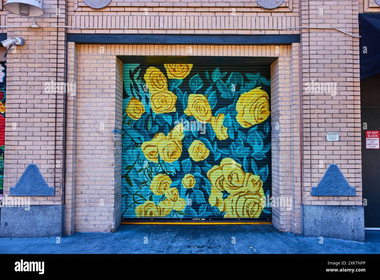 Urban Floral mural sur brique porte de garage perspective au niveau des yeux Banque D'Images