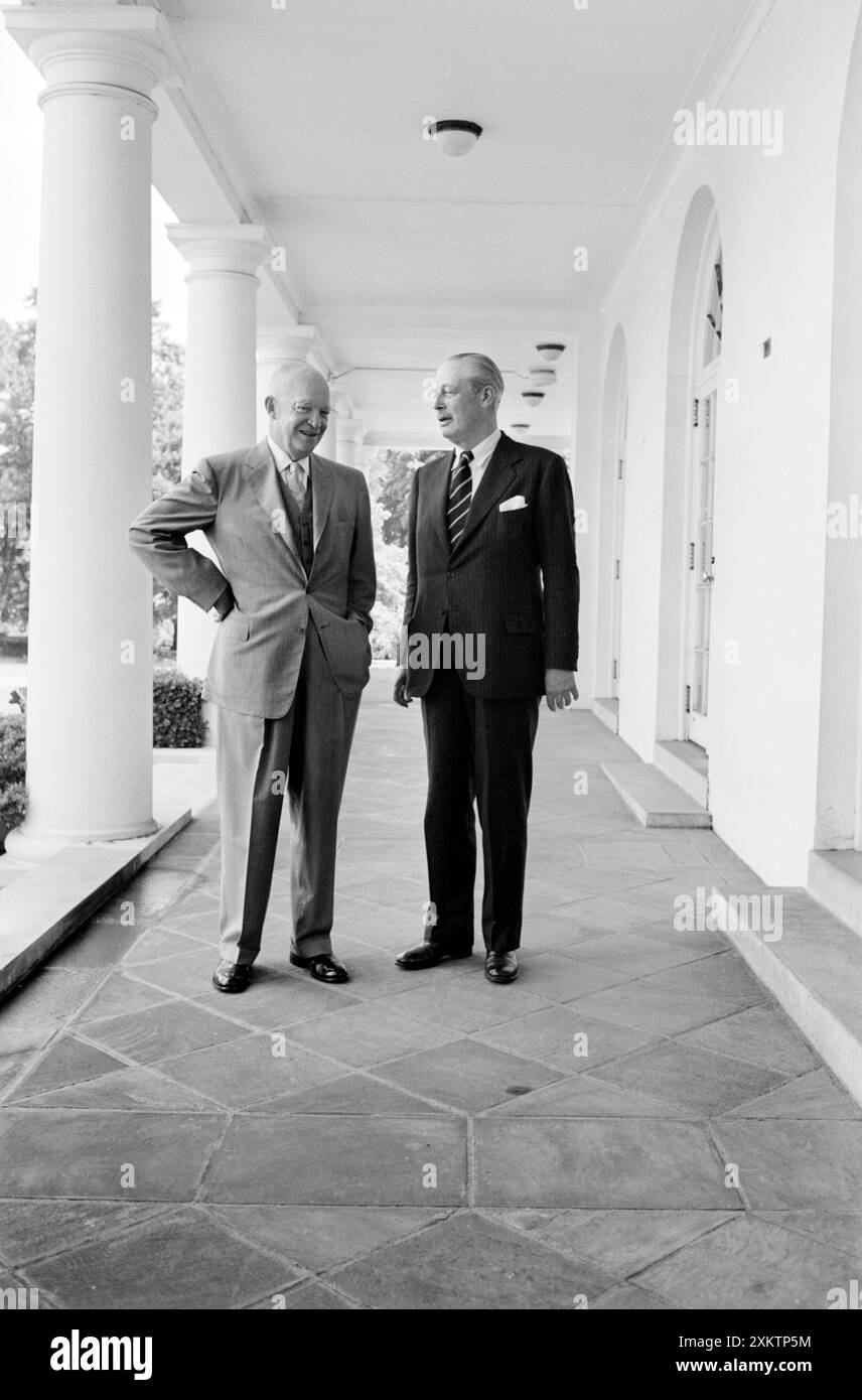 Le président américain Dwight Eisenhower avec le premier ministre britannique Harold Macmillan devant la Maison Blanche, Washington, DC, États-Unis, Warren K. Leffler, collection de photographies du magazine U.S. News & World Report, 9 juin 1958 Banque D'Images