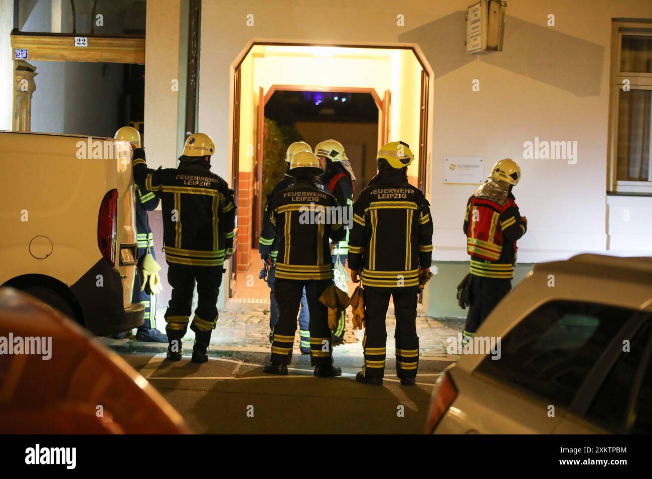 Leipzig - 8-Jähriges Mädchen klagt über Reizhusten : Stechende Chemikalie in Mehrfamilienhaus verteilt 16.07.2024 gegen 22,30 Uhr Leipzig, Faradaystraße Fotograf : EHL Media/Björn Stach Text PM Polizei Leipzig : Im Leipziger Stadtteil Möckern haben Unbekannte in der vergangenen Nacht im Bereich von zwei Mehrfamilienhäusern eine unbekannte Chemikalie verteilt. Die Chemikalie hatte einen stark stechenden Geruch, woraufhin insgesamt zwei Frauen 46, 49 und ein Mädchen 8 über starken Reizhusten klagten und vor Ort ambulant behandelt werden Mussten. Der Geruch konnte durch die eingesetzte Feuerwehr nic Banque D'Images