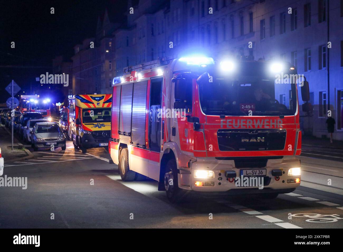 Leipzig - 8-Jähriges Mädchen klagt über Reizhusten : Stechende Chemikalie in Mehrfamilienhaus verteilt 16.07.2024 gegen 22,30 Uhr Leipzig, Faradaystraße Fotograf : EHL Media/Björn Stach Text PM Polizei Leipzig : Im Leipziger Stadtteil Möckern haben Unbekannte in der vergangenen Nacht im Bereich von zwei Mehrfamilienhäusern eine unbekannte Chemikalie verteilt. Die Chemikalie hatte einen stark stechenden Geruch, woraufhin insgesamt zwei Frauen 46, 49 und ein Mädchen 8 über starken Reizhusten klagten und vor Ort ambulant behandelt werden Mussten. Der Geruch konnte durch die eingesetzte Feuerwehr nic Banque D'Images