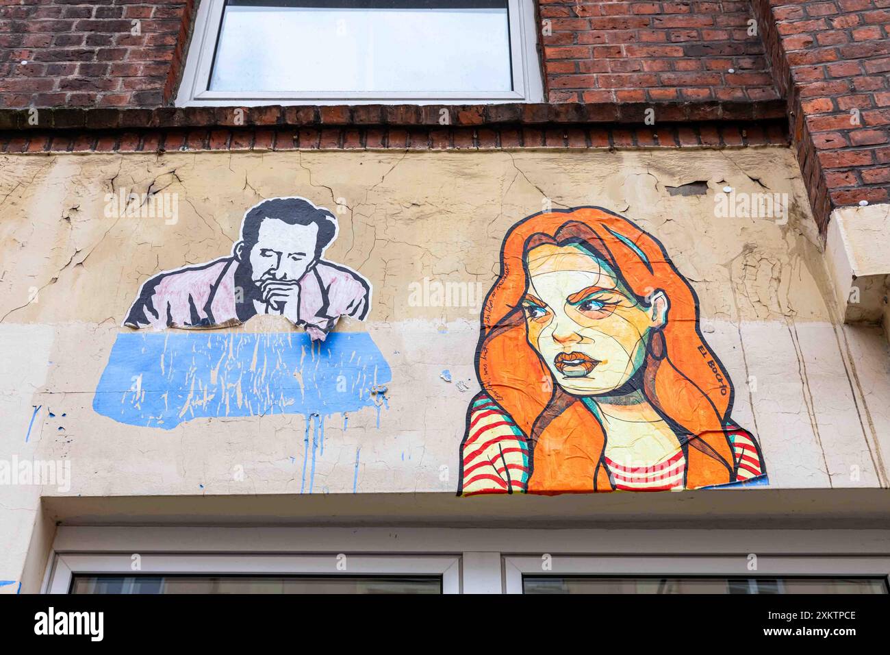 Affiches découpées sur un mur d'immeuble résidentiel dans le quartier de Pauli à Hambourg, Allemagne Banque D'Images