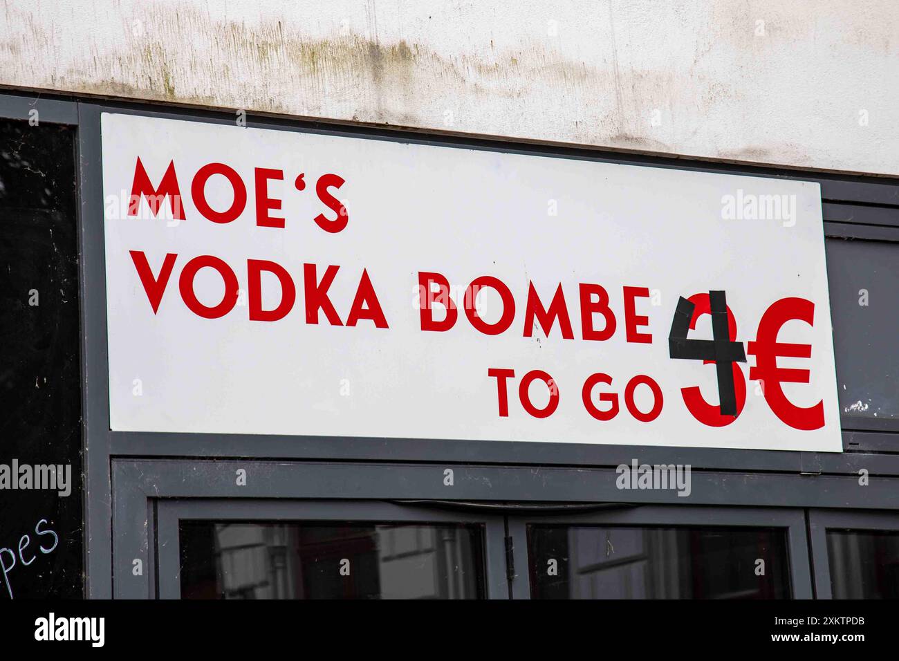Inflation alors que le prix de Moe's Vodka bombe passe de 3 € à 4 €. Panneau au-dessus de la porte du bar dans le quartier de Pauli à Hambourg, Allemagne. Banque D'Images