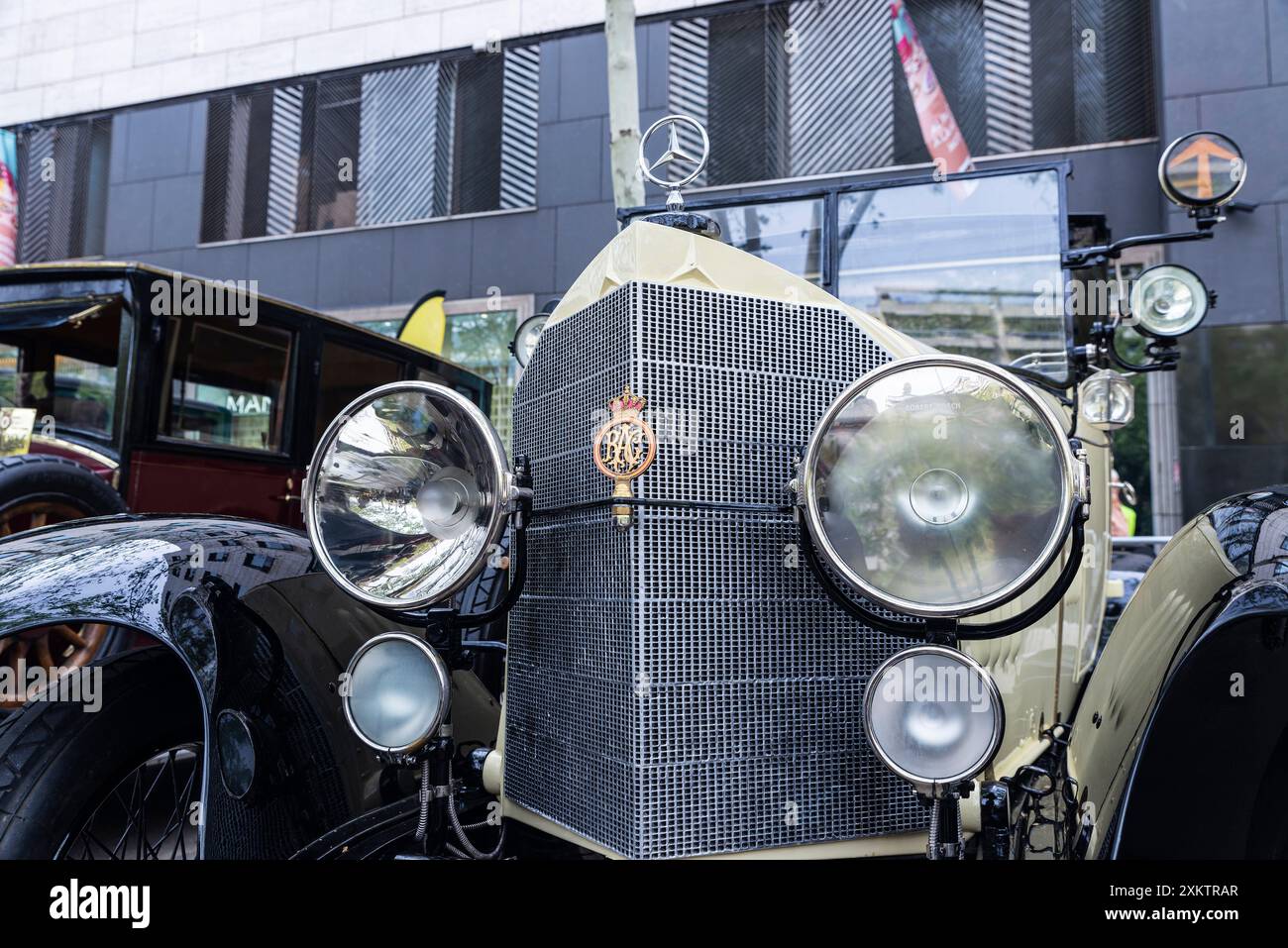 Barcelone, Espagne - 6 avril 2024 : vieille voiture rétro des années 1920 de la marque Mercedes Benz garée dans une rue de Barcelone, Catalogne, Espagne Banque D'Images