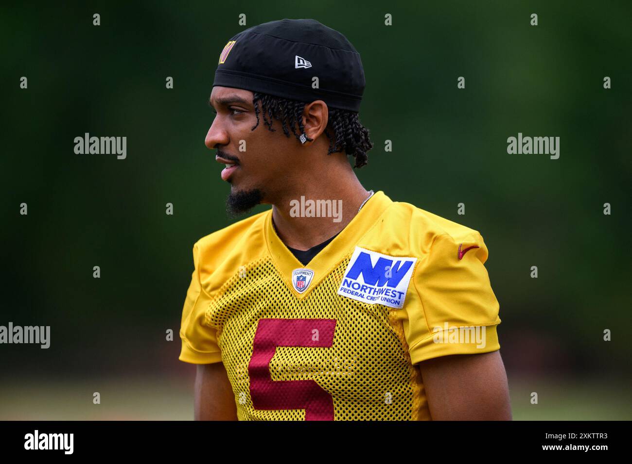 Ashburn, Virginie, États-Unis. 24 juillet 2024. Le quarterback Jayden Daniels (5) des Washington Commanders se réchauffe pendant la pratique du camp d'entraînement des Washington Commanders au centre d'entraînement OrthoVirginia à Commanders Park à Ashburn, en Virginie Reggie Hildred/CSM/Alamy Live News Banque D'Images