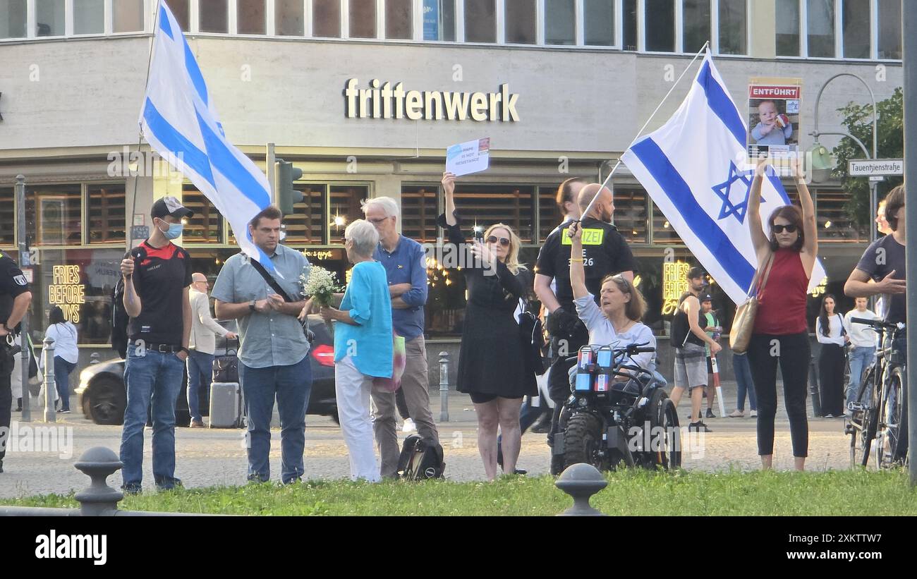 Berlin, Allemagne. 24 juillet 2024. Les contre-manifestants portent des drapeaux israéliens alors qu'une action de protestation est organisée pour montrer leur solidarité avec le peuple palestinien et pour exiger un cessez-le-feu immédiat, mercredi 24 juillet 2024 sur la place Wittenbergplatz à Berlin, en Allemagne. BELGA PHOTO HATIM KAGHAT crédit : Belga News Agency/Alamy Live News Banque D'Images