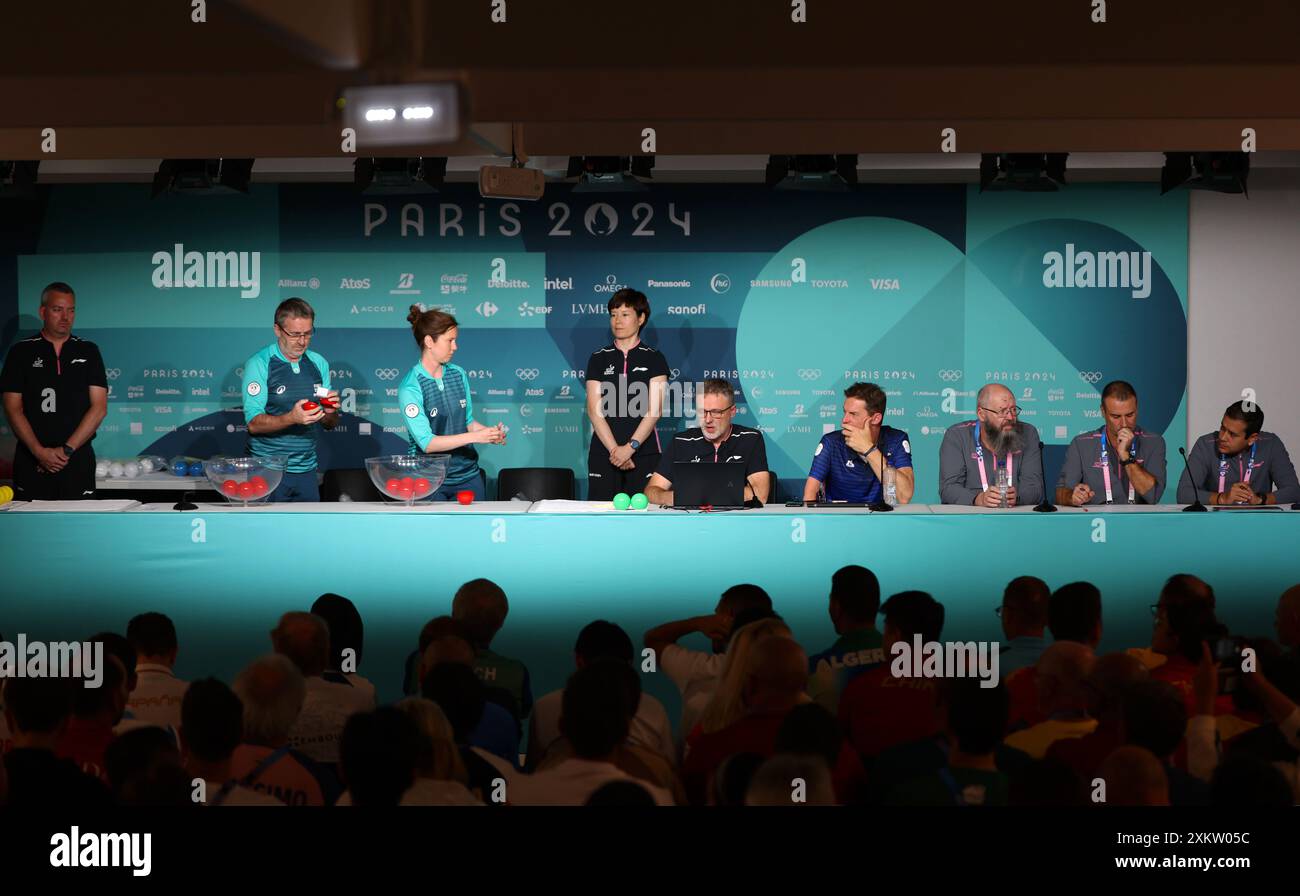 Paris, France. 24 juillet 2024. La cérémonie de tirage au sort du tennis de table des Jeux Olympiques de Paris 2024 a lieu au South Paris Arena à Paris en France le 24 juillet 2024. Crédit : Wang Dongzhen/Xinhua/Alamy Live News Banque D'Images