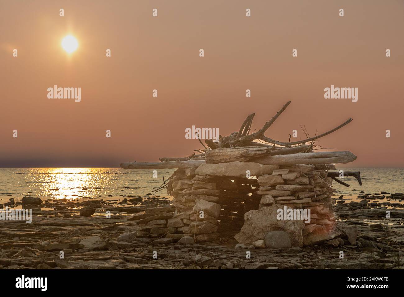 Un fort rocheux sur une plage sur la rive canadienne du lac Huron, souvent appelé côte ouest de l'Ontario. Banque D'Images