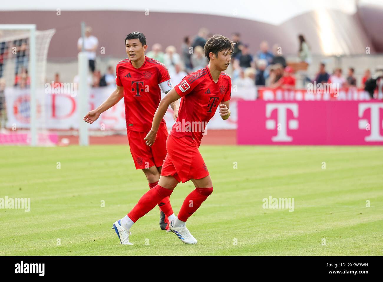 Minjae Kim (FC Bayern Muenchen, 03) mit Hiroki Ito (FC Bayern Muenchen, 21), FC Rottach-Egern v. FC Bayern Muenchen, Fussball, Bundesliga, Testspiel, saison 24/25, 24.07.2024, LES RÈGLEMENTS du LDF INTERDISENT TOUTE UTILISATION DE PHOTOGRAPHIES COMME SÉQUENCES D'IMAGES, Foto : Eibner-Pressefoto/Jenni Maul Banque D'Images