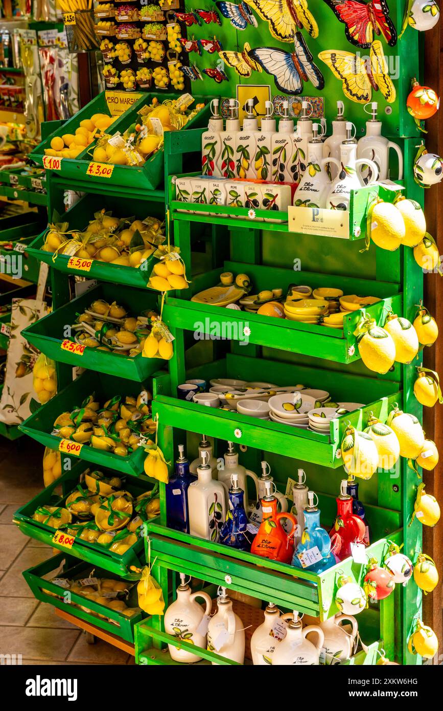 Extérieur de la boutique de souvenirs colorée, San Gimignano, Toscane, Italie Banque D'Images