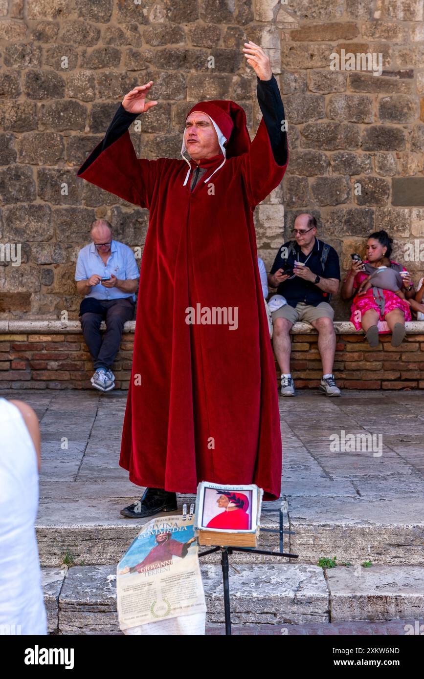 Un conteur interprète la « Divine Comédie de Dante » dans la ville de San Gimignano, en Toscane, en Italie. Banque D'Images