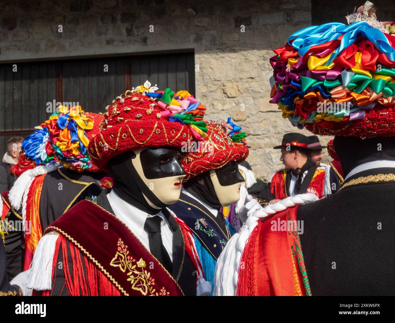 Balarì chapeau en feutre, recouvert d’un ruban rouge plié, orné de broderies, de bijoux de famille en or et de rubans multicolores en forme de noeud, carnaval Bagolino Banque D'Images
