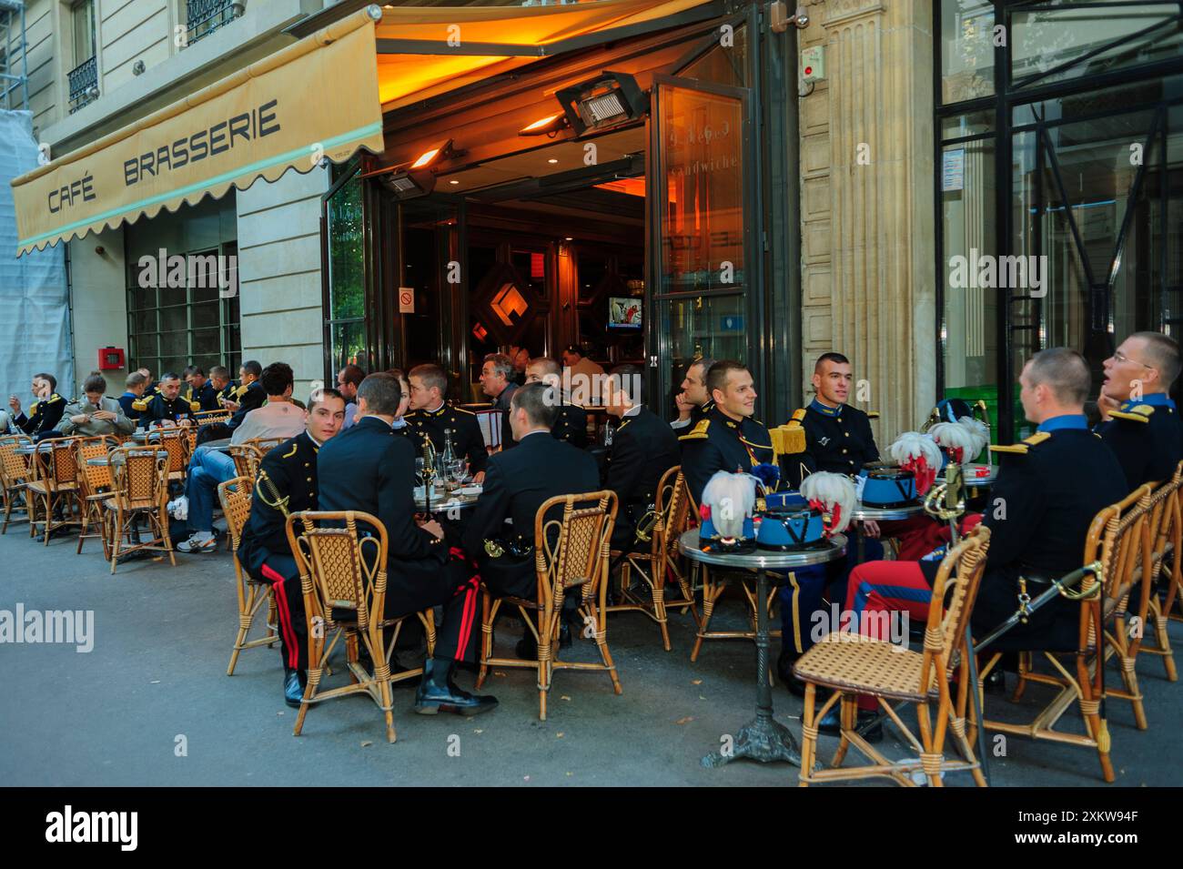 Paris, France, foule, Café Brasserie Restaurant, terrasse, célébration de la Bastille 14 juillet militaire, étudiants français partageant Drin Banque D'Images