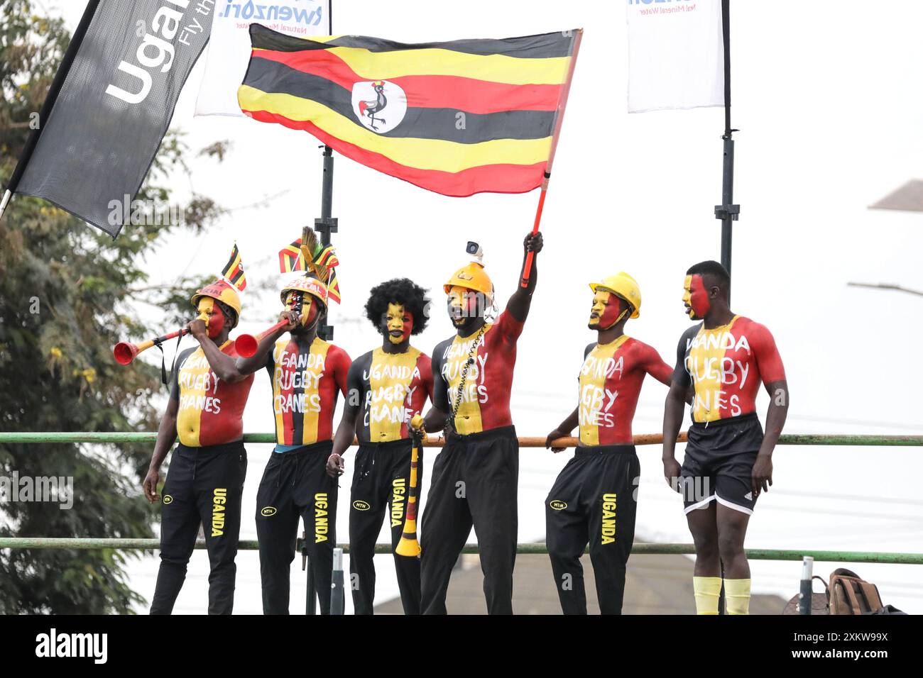 Kampala, Ouganda. 24 juillet 2024. Les fans de l'Ouganda encouragent l'équipe lors de la demi-finale de la 5e place de la Coupe d'Afrique de Rugby 2024 entre l'Ouganda et le Burkina Faso au stade national Mandela à Kampala, Ouganda, le 24 juillet 2024. Crédit : Hajarah Nalwadda/Xinhua/Alamy Live News Banque D'Images