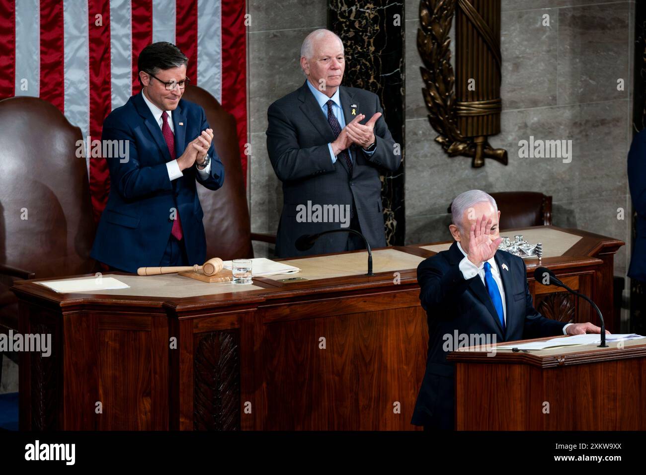 Washington, États-Unis. 24 juillet 2024. Le premier ministre israélien Benjamin Netanyahu fait des vagues après s’être adressé à une réunion conjointe du Congrès à la Chambre des représentants au Capitole des États-Unis à Washington, DC le mercredi 24 juillet 2024. Netanyahu cherche un soutien bipartisan pour Israël quelques jours seulement après que le président Joe Biden ait annoncé qu’il mettrait fin à sa candidature à la réélection. Photo de Bonnie Cash/UPI crédit : UPI/Alamy Live News Banque D'Images