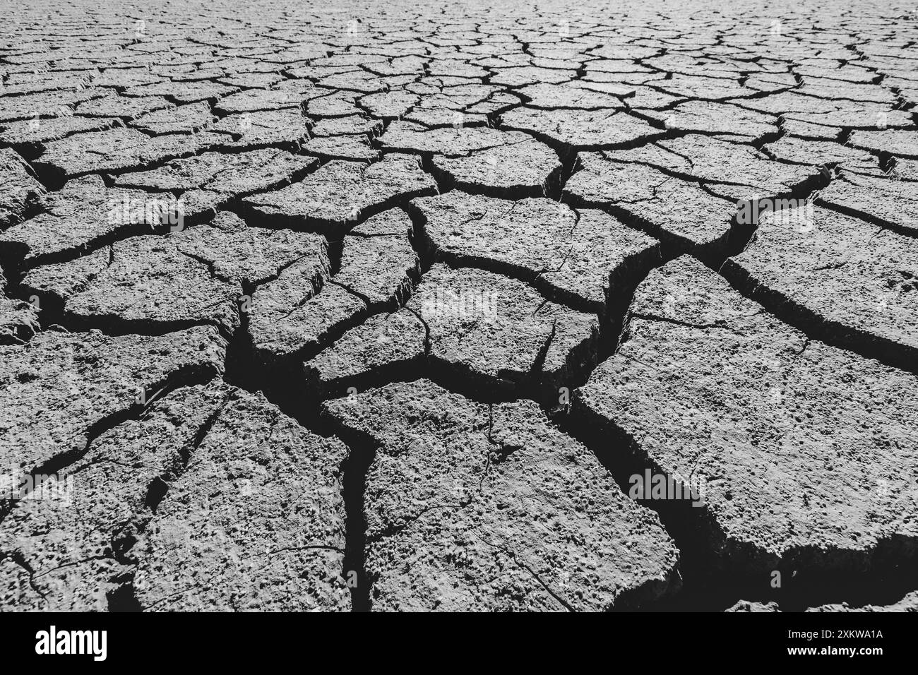 Grande chaudière sans eau, séchée avec de la boue à craquer et fragmentée dans la ville de Barreiro Banque D'Images