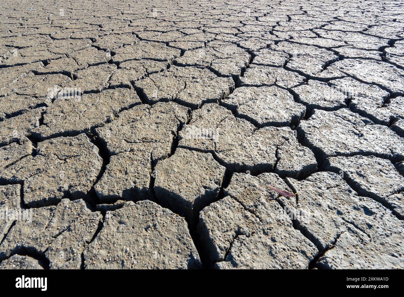 Grande chaudière sans eau, séchée avec de la boue à craquer et fragmentée dans la ville de Barreiro Banque D'Images