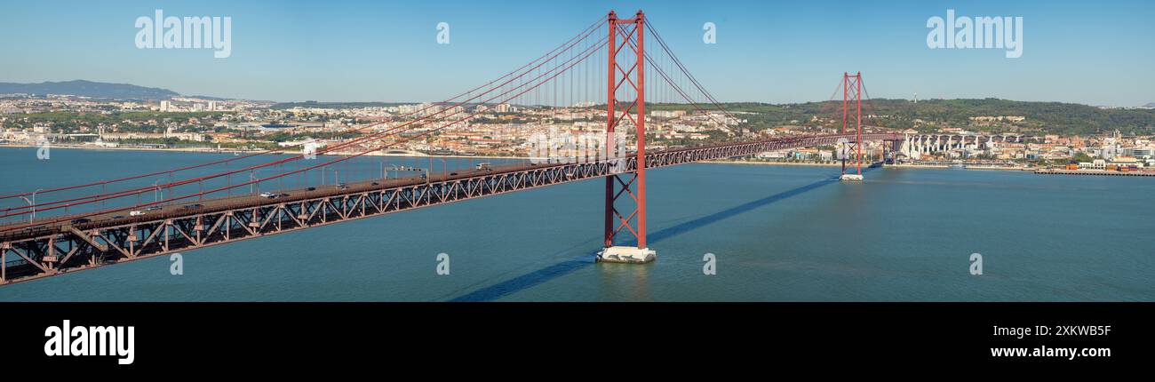 Vue du pont 25 de Abril dans la direction sud-nord, Almada Lisboa depuis l'atrium du Cristo Rei.Almada-Portugal. Banque D'Images