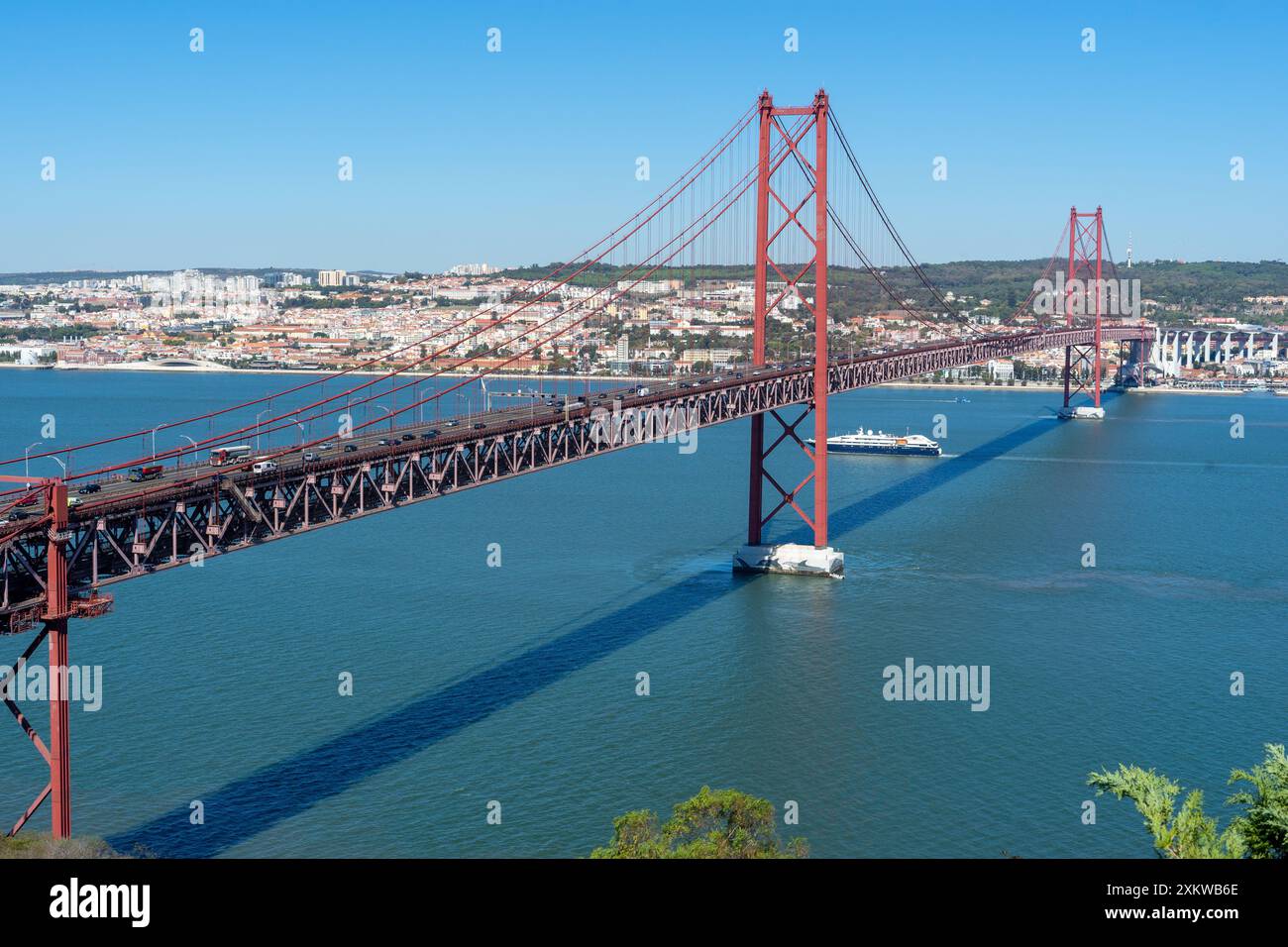 Vue sur le pont 25 de Abril dans la direction sud-nord, Almada Lisboa depuis l'atrium du Cristo Rei. Almada-Portugal Banque D'Images