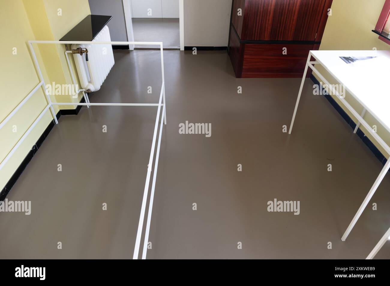 Haus am Horn, première maison modèle Bauhaus. Chambre d'homme avec cadre de lit, étagères, table et une carcasse en bois remplace le placard perdu Banque D'Images