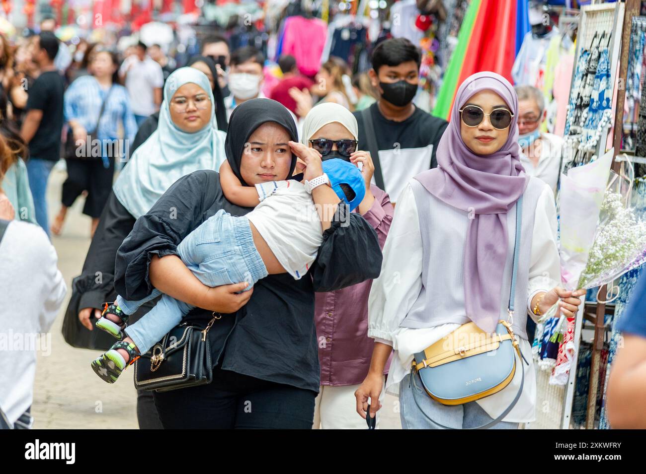 22 février 2023- Kuala Lumpur Malaysia-Petaling Street est l'une des rues les plus peuplées du sud avec les nombreux types de gens cros Banque D'Images