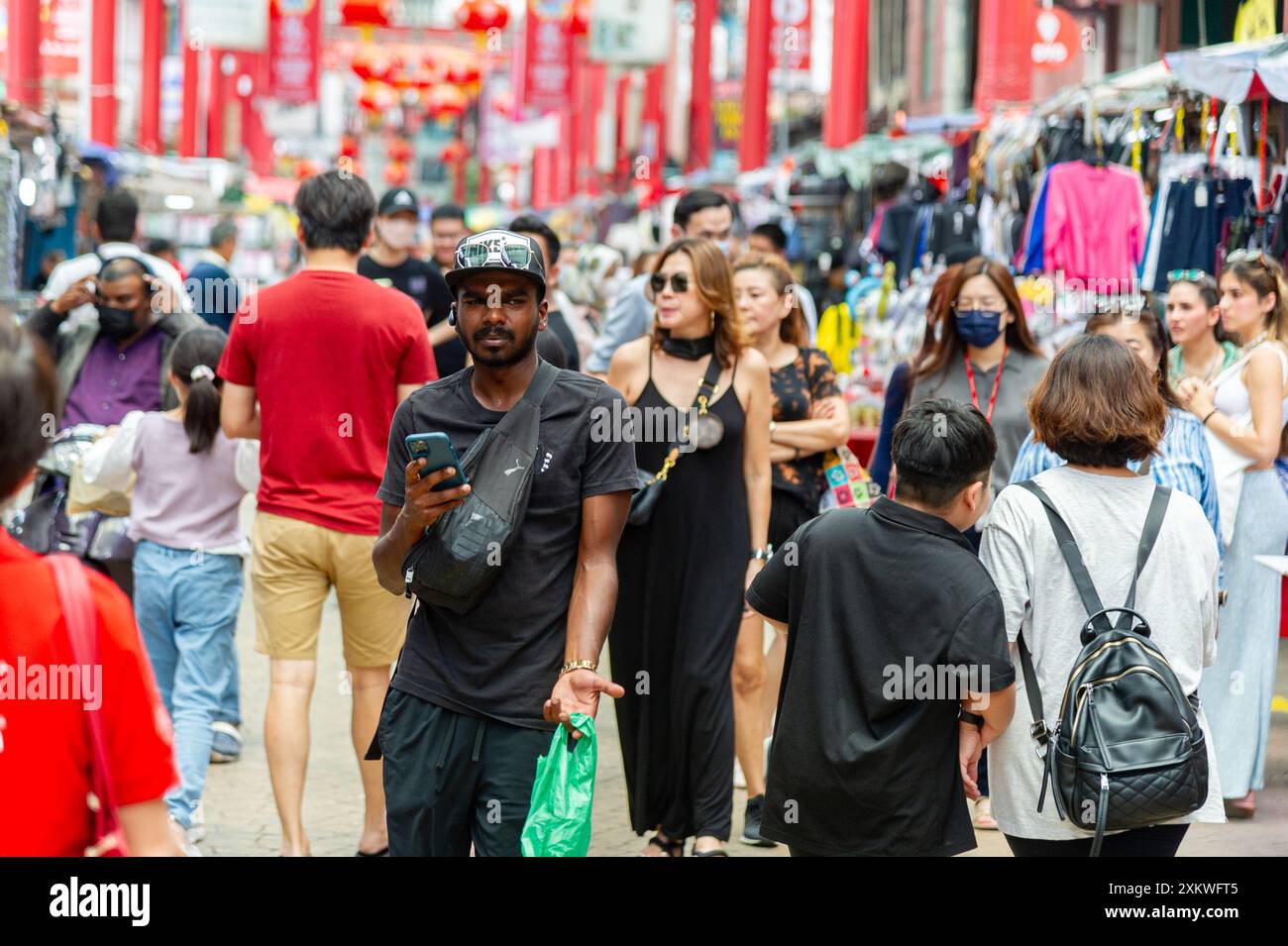 22 février 2023- Kuala Lumpur Malaysia-Petaling Street est l'une des rues les plus peuplées du sud avec les nombreux types de gens cros Banque D'Images