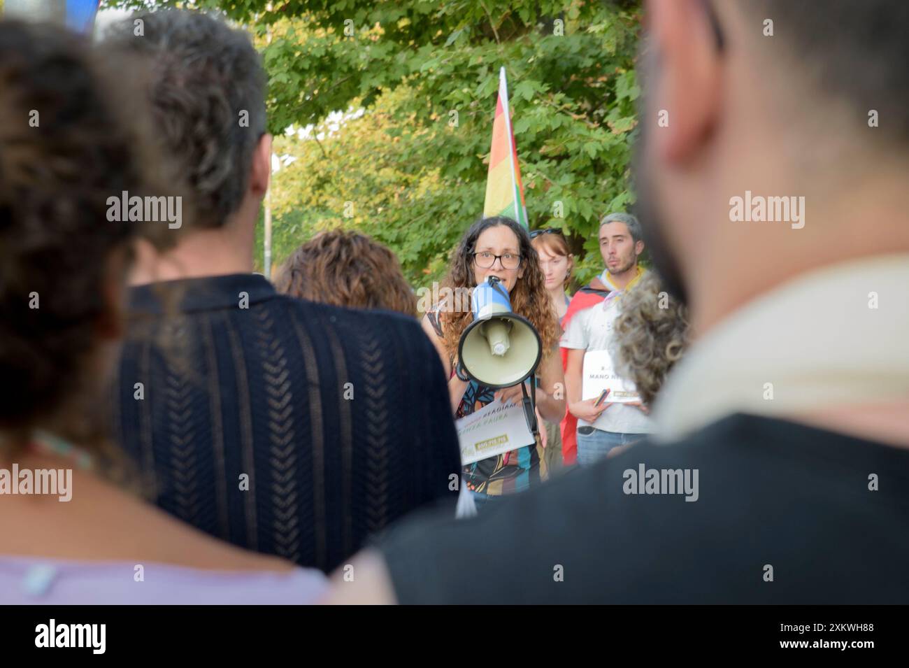 Rome, Italie. 24 juillet 2024. ALESSANDRA ROSSI, coordinatrice de la Gay Help Line lors de son discours lors du sit-in contre l’homotransphobie organisé par la Gay Help Line à l’endroit où deux garçons gays se tenant par la main ont été attaqués à Rome. (Crédit image : © Marcello Valeri/ZUMA Press Wire) USAGE ÉDITORIAL SEULEMENT! Non destiné à UN USAGE commercial ! Banque D'Images